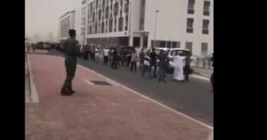 فيديو.. لحظة خروج عشرات العمال فى دبى عقب فحصهم فى إطار مواجهة كورونا
