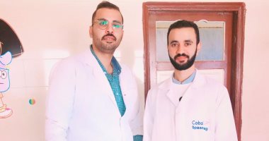 الجيش الأبيض.. الطبيبان حسام ومصطفى يشاركان بصورهما خلال أداء عملهما بمستشفى الزقازيق
