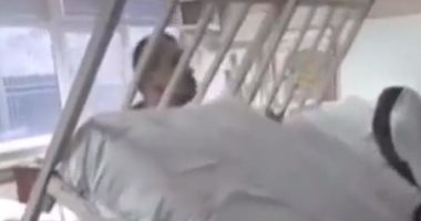 "صحته حلوة".. مقاتل صربى مصاب بكورونا يرفع أثقال بأسّرة المرضى بالحجر الصحى