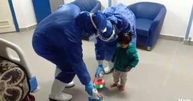 فيديو وصور.. ممرضات مستشفى قها يوزعون هدايا على الأطفال المصابين بكورونا