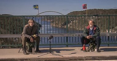 رغم كورونا.. توأمان مسنان يحتفلان بعيد ميلادهما على الحدود بين السويد والنرويج