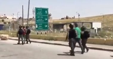 الاحتلال يعتقل فلسطينيين خلال مواجهات على مدخل بلدة السواحرة بالقدس.. فيديو