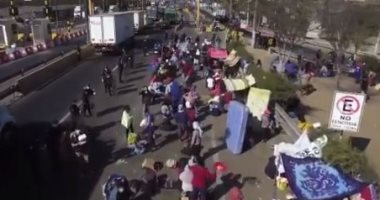 مهاجرون يفترشون الطرق في بيرو 4 أيام بانتظار مواصلات تقلهم لبلادهم.. فيديو