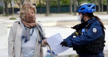 فيديو.. الشرطة الفرنسية تنبه المواطنين بالتباعد الاجتماعى بطريقة جديدة