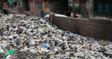 قارئ يناشد برفع القمامة المتراكمة بقطعة أرض فضاء فى شارع عاشور حمادة بالمرج
