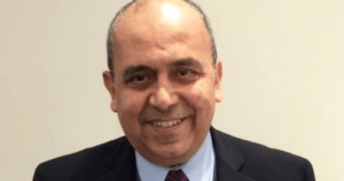 الصحة البريطانية تنعى طبيبا مصريا وتصفه بالبطل بعد وفاته بكورونا