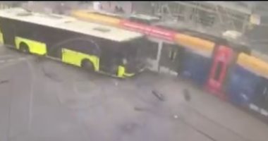 اصطدام ترام بحافلة ركاب فى إسطنبول بتركيا.. فيديو