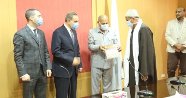 محافظ كفر الشيخ يسلم 11 عقدا لتقنين أراضى أملاك الدولة للمستفيدين