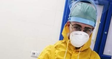 "محمد" يشارك بصورة له أثناء عمله ضمن تمريض مستشفى جامعة المنصورة 