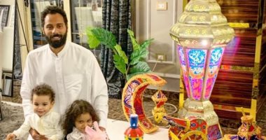 شاهد.. جنش يحتفل بشهر رمضان بـ "الجلابية والفانوس" مع أولاده