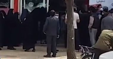 تكدس إيرانيين أمام محل لشراء الأرز فى مدينة نور آباد وسط تفشى كورونا.. فيديو