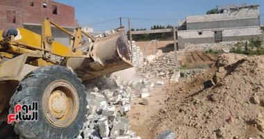 إزالة حالات تعدٍّ على الأراضى الزراعية بمركز ناصر فى بنى سويف 