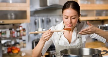 دراسة تحذر من أواني الطهي غير اللاصقة.. خدشها ينقل مواد ضارة للطعام 