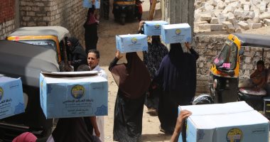 رابطة العالم الإسلامى توزع 4700 سلة غذائية لإغاثة متضررى كورونا بمصر
