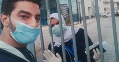 قارئ يهدى زوجته الممرضه فانوس رمضان من خلف اسوار مستشفى العزل بالعجمى