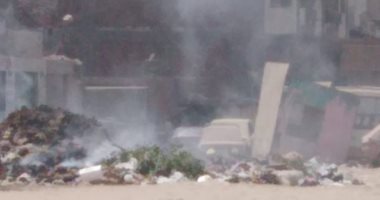 "الدخان القاتل".. شكوى من تراكم القمامة وحرقها فى شارع مصرف مسطرد بالقليوبية