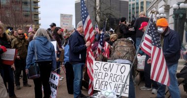 محتجون يطالبون حاكم ويسكونسن الأمريكية بإعادة فتح الولاية