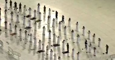 فيديو.. تباعد بين المصلين أثناء أدائهم التراويح في المسجد الحرام بـمكة