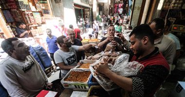 إقبال على سوق العطارة والمخلل مع بداية شهر رمضان رغم أزمة كورونا