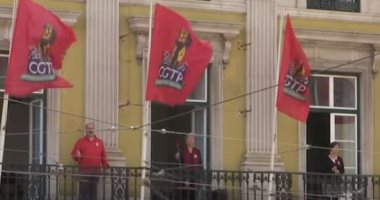 مواطنو البرتغال يحتفلون بثورة القرنفل بالأعلام من البلكونات بسبب كورونا.. فيديو