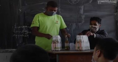 بأمر رئاسي.. إجبار تلاميذ مدغشقر على تناول مشروب الشيح لعلاج كورونا