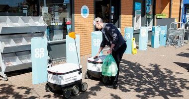 روبوتات التسوق تغزو شوارع مدينة بريطانية للحد من عدوى كورونا.. صور