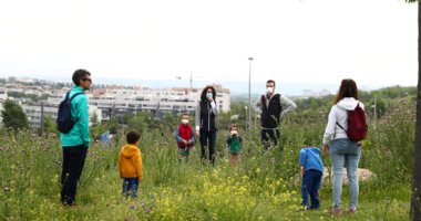 الأطفال يعودون جزئياً إلى المتنزهات فى إسبانيا بعد تخفيف إجراءات العزل.. صور
