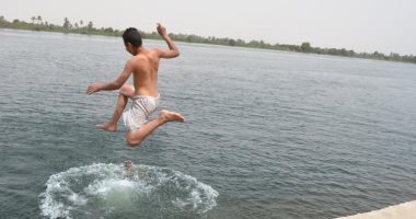 صور.. أطفال الأقصر يهربون من الطقس الحار بالسباحة فى النيل