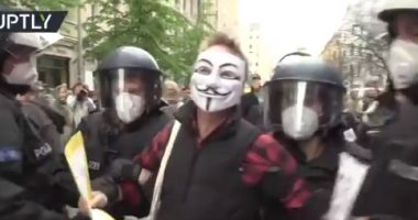 الشرطة الألمانية تعتقل محتجين بأقنعة "فانديتا" يرفضون قرارات الإغلاق.. فيديو