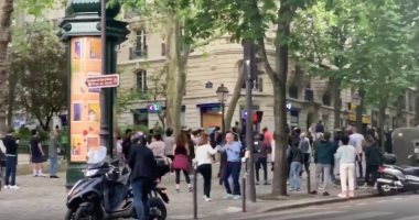 فرنسيون ينظمون حفلة رقص بشوارع باريس والشرطة تتدخل لفضها.. فيديو