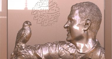 أستاذ بجامعة المنيا ينحت تمثالا للشهيد احمد المنسى 