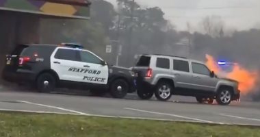 شرطي أمريكى يستخدم سيارة الدورية لمنع حريق ضخم فى مبنى بنيوجيرسى.. فيديو