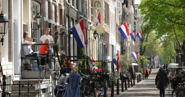 السعادة قرار.. هولنديون يحتفلون بـ"يوم الملك" فى المنازل رغم الحظر