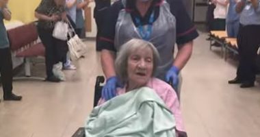وسط تصفيق وفرحة..أطباء يحتفلون بسيدة عمرها 100 عام بعد تعافيها من كورونا