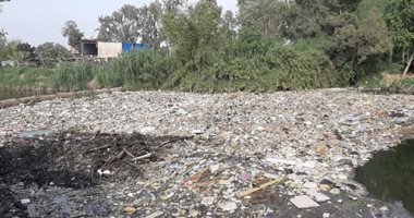 "سيبها علينا " شكوى من انتشار القمامة بترعة قرية كفر الحمادية بالمنوفية  