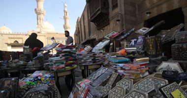 إقبال على سوق بيع سجادة الصلاة والمصاحف بشارع الأزهر