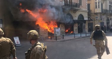 صور.. متظاهرون لبنانيون يضرمون النيران فى البنوك بمدينة طرابلس