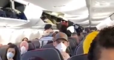 سيدة أمريكية توثق اكتظاظ طائرة بالركاب في نيويورك دون إجراءات وقائية.. فيديو