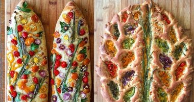 أمريكية تحول الخبز الفرنسى للوحات فنية جذابة.. وتستخدم الخضراوات للتلوين