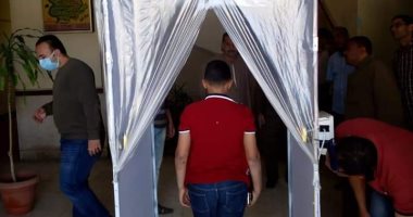 مواطن يتبرع بـ3 بوابات تعقيم ذاتى على مداخل المستشفيات بمدينة الشهداء فى المنوفية