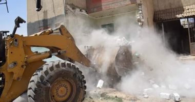 إزالة 30 حالة بناء مخالف فى حملة مكبرة بمركز أبو قرقاص فى المنيا