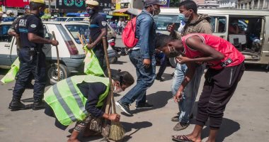 500 مواطن ينفذون عقوبة كنس الشوارع بمدغشقر لعدم ارتدائهم الكمامة