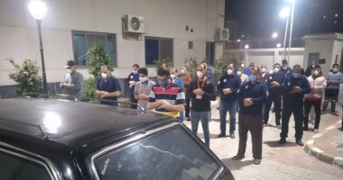 أطباء مستشفى العجمى بالإسكندرية يصلون الجنازة على متوفية بكورونا 78 عاما