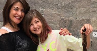 هيدي كرم مع ابنة شقيقتها خلال قص شعرها ..وتتبرع به لمستشفي سرطان الأطفال