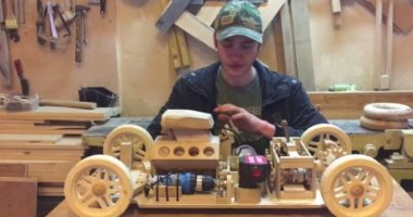 شاب يقضى 300 ساعة لتنفيذ سيارة خشبية بالكامل.. وهذه النتيجة