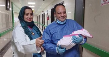 صور.. لحظة خروج 14 حالة بينهم سيدة ومولودها من مستشفى الحجر الصحى بإسنا