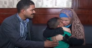 فيديو.. "بكاء وأحضان وفرحة" لسيدة استعادة طفلها المختطف بسوهاج
