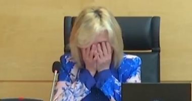 انهيار وزيرة الصحة الإسبانية بالبكاء خلال إعلان ضحايا كورونا من الأطباء..فيديو