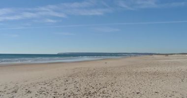 رش الشواطئ الرملية فى إسبانيا بالمبيض لتعقيمها ضد كورونا يثير الجدل