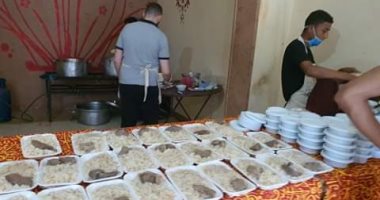 شباب قرية "سنتريس" بالمنوفية يقدمون وجبات ساخنة للأسر غير القادرة فى رمضان